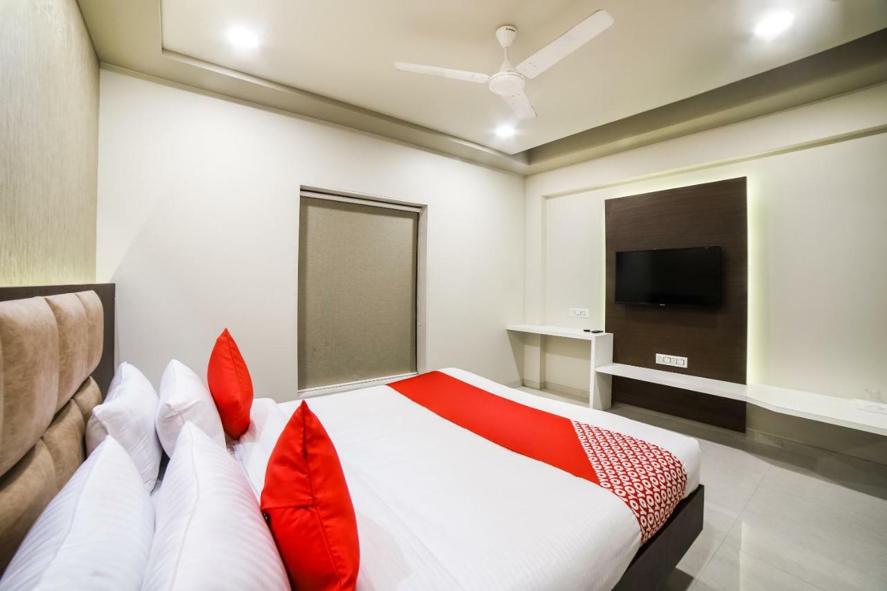Capital O 41587 Hotel Airport Inn One Ahmedabad Exterior foto